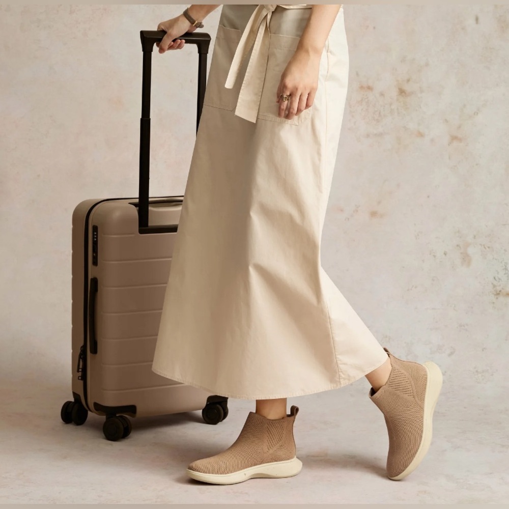 Vivaia Urban Boots EU size 39 Women’s 10.5 Slip On Sneaker Boots in Nutmeg Tan